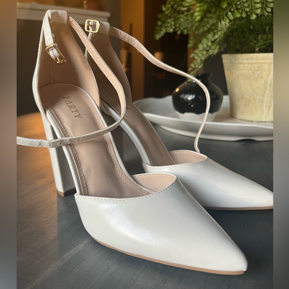 White closed toed heels - Picture 1 of 4